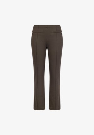 Pantalones marrón oscuro con una textura suave, que cuentan con dos bolsillos traseros y detalles de costura en contraste en la parte frontal y los lados. Corte ajustado.