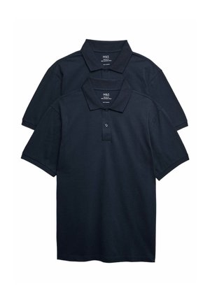To ensfarvede sorte polo T-shirts med korte ærmer, kraver og knapper, lagt fladt oven på hinanden, viser forsiden og M&S-mærket indeni nakken.