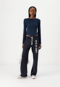 BDG Urban Outfitters DRAKE POPPER HENLEY - Top dugih rukava - pageant blue