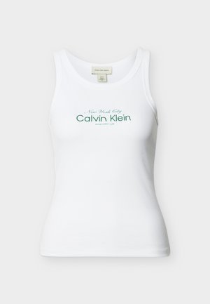 Λευκή ριμπ αμάνικη μπλούζα Calvin Klein με πράσινο κείμενο "New York City Calvin Klein Established 1968" μπροστά.