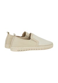 Beige instappers met een geweven bovenkant, gladde suède accenten, ribbelrubberen zool en trekbanden bij de hiel voor gemakkelijke instap.