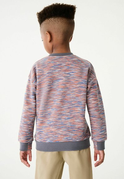 Sudadera de punto multicolor con patrones ondulados en azul, naranja y gris; puños y cuello de canalé; textura suave; corte relajado.