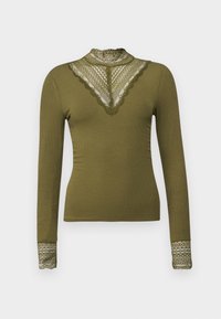 Olijfgroene top met lange mouwen en een hoge kanten kraag, versierd met kantaccenten op de polsen; ribmateriaal, getailleerde silhouet.