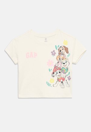 Tricou alb pentru copii, cu textul pastel "GAP" și patru cățeluși animați zâmbitori cu flori pe partea dreaptă.