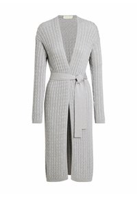 Hellgrauer Strickcardigan mit strukturiertem Zopfdesign, langen Ärmeln, offenem Vorderteil und einem Bindegürtel in der Taille.