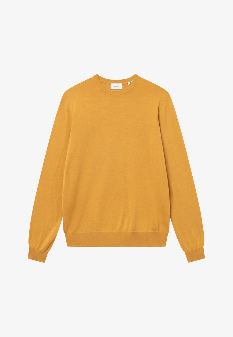 Senfgelbes Strick-Sweatshirt mit Rundhalsausschnitt, gerippten Bündchen und Saum sowie einem gestickten Logo in der oberen linken Ecke.