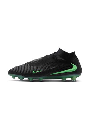 Czarne, wysokie korki piłkarskie z zielonymi logo Nike i zielonymi kołkami na spodzie, zaprojektowane do gry na twardej nawierzchni.