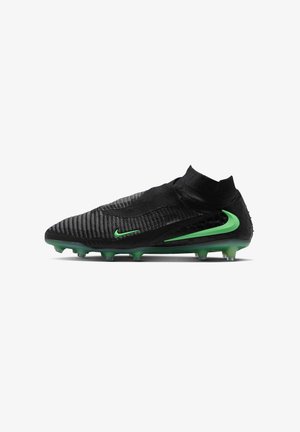 Czarne, wysokie korki piłkarskie z zielonymi logo Nike i zielonymi kołkami na spodzie, zaprojektowane do gry na twardej nawierzchni.