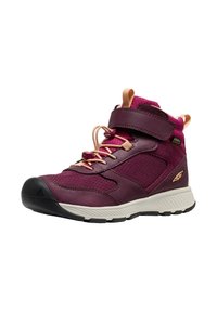 Scarponcino da trekking alto in pelle bordeaux e mesh, dotato di una fascia in velcro, lacci elastici e una suola in gomma testurizzata per una migliore aderenza.