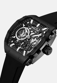 Zwarte rubberen horlogeband met een vierkante kast. Bevat een transparante wijzerplaat, zilveren accenten, meerdere subwijzers en een dag van de week weergave.