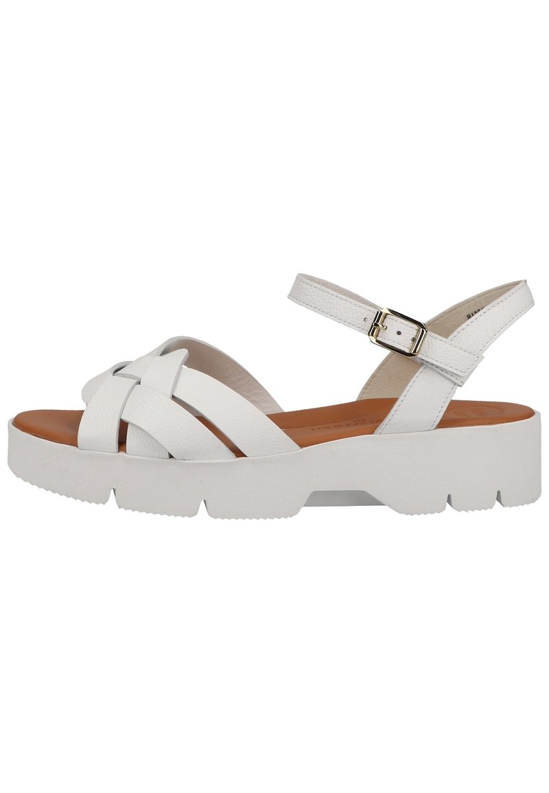 Białe skórzane sandały z krzyżującymi się paskami, regulowanym zapięciem na kostce oraz masywną białą podeszwą z teksturowym bieżnikiem.