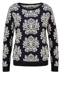 Granatowy sweter z dzianiny z dużymi kremowymi, skomplikowanymi wzorami roślinnymi i damaskowymi, okrągły dekolt i długie rękawy.