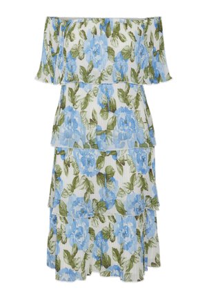 Vestido floral de tirantes caídos que presenta rosas azules y hojas verdes sobre un fondo blanco, con volantes en capas y un diseño fluido.