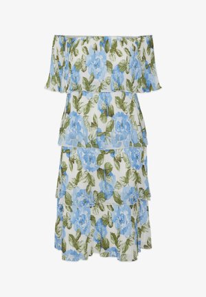 Vestido floral de tirantes caídos que presenta rosas azules y hojas verdes sobre un fondo blanco, con volantes en capas y un diseño fluido.