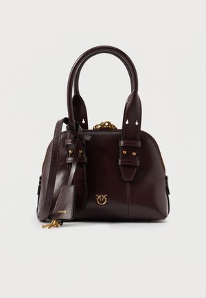 Borsa a mano in pelle marrone scuro con doppio manico, accessori in tonalità oro, un piccolo logo a forma di uccello e una tracolla removibile con dettaglio a chiave.