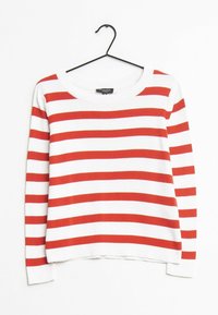 Czerwono-biała sweter w paski z okrągłym dekoltem, długimi rękawami, dzianinową fakturą i luźnym krojem, wiszący na czarnym haczyku.