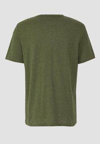 Oliwkowa bawełniana koszulka z krótkimi rękawami, okrągłym dekoltem i gładką fakturą. Posiada jednolite tylne wykończenie bez dodatkowych detali.