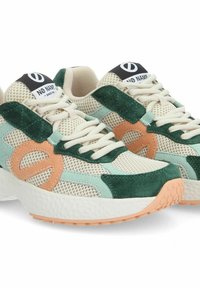Sneakers in rete verdi e menta con accenti in suede, dotati di un logo pesca, una suola intermedia bianca texturizzata e un'etichetta nera sulla linguetta.