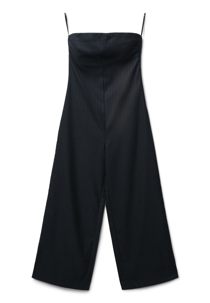 Schwarzer, trägerloser Jumpsuit mit lockerem Schnitt, weitem Bein, strukturiertem Stoff mit dezenten Streifen und glatter Oberfläche.