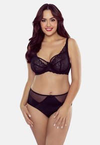 Zwarte kanten beha met scalloped rand en decoratieve strik in het midden. Bijpassende high-waisted slipjes hebben doorzichtige panelen en solide zwarte stof.