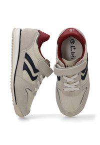 Zapatos para niños en ante beige con acentos rojos, rayas negras, cordones blancos y cierre de velcro; diseño texturizado; suela de goma; talla 28.