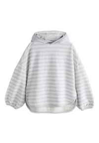 Hanorac gri deschis cu glugă și mâneci lungi bufante. Prezintă dungi orizontale într-un gri puțin mai închis. Textură moale.