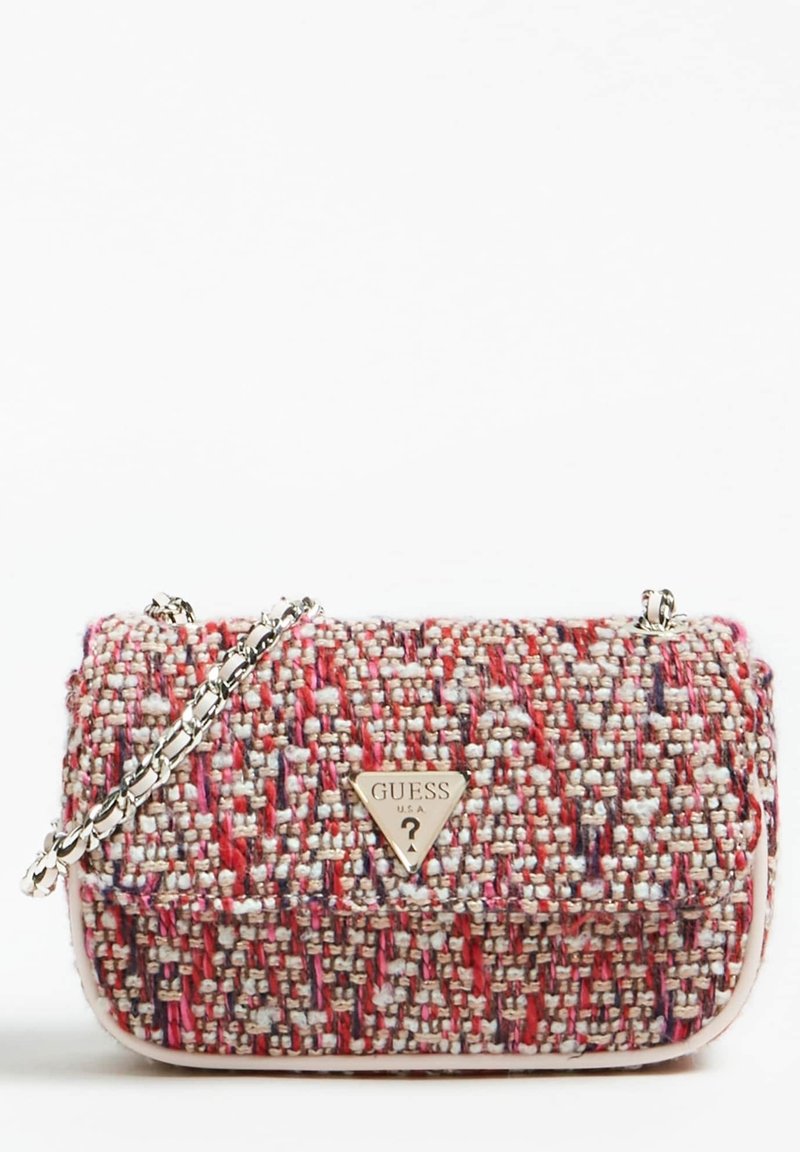 Mała prostokątna torebka Guess wykonana z wielokolorowej tkaniny tweed, ze złotym łańcuszkiem i trójkątną metalową plakietką z logo na przednim klapie.