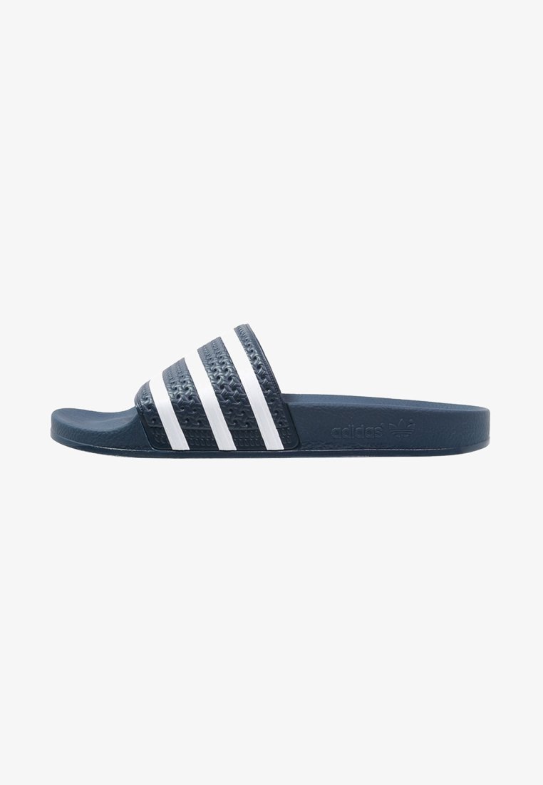 Granatowy klapek Adidas z trzema białymi paskami na teksturowanym pasku i płaską podeszwą, widoczny z boku.