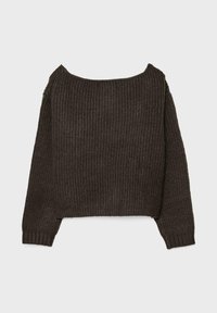 Brun stickad tröja med bred halsringning, ribbad textur, långa ärmar och kortad passform. Inga knäppningar eller dekorationer synliga.