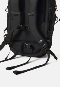 The North Face BOREALIS LUXE - Nahrbtnik - black/burnt coral