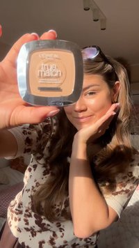Polvere L’Oréal True Match in un compatto quadrato e trasparente. Tonalità beige chiaro con una texture liscia, etichettata come "super sfumabile."