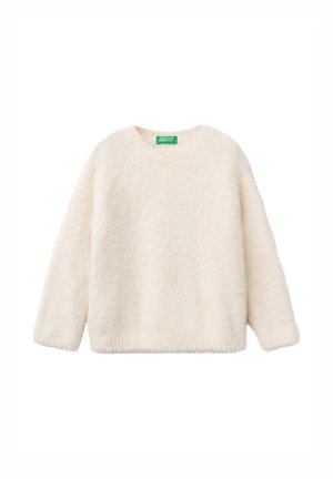 Pull in mohair di un colore crema morbido, con maniche lunghe e scollo a girocollo, dotato di un'etichetta verde al colletto.