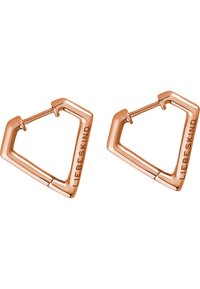 Orecchini a forma di triangolo realizzati in metallo di oro rosa con una finitura lucida, caratterizzati da un'iscrizione di marca lungo un lato.