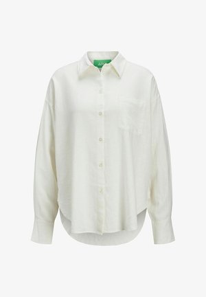 Balta marškinėliai su mygtukais, pagaminti iš lengvos medžiagos, su apykakle, viena krūtinės kišenė ir suapvalintu apdailu. Ilgos rankovės su užsegimais.