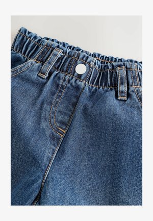 Pantaloni din denim albastru cu talie elastică, bucle pentru curea, nasture frontal și cusături detaliate maro pe un fundal deschis.