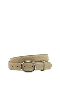 Beige Wildledergürtel mit einer rechteckigen silbernen Metallschnalle, die gleichmäßig verteilte Löcher zur Größenanpassung und eine glatte Textur aufweist.