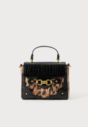 Sac à main compact avec un rabat en crocodile noir gaufré, un corps à imprimé léopard, des accents en cuir bicolore et des accessoires en métal doré.