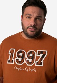 Men Plus Triko s potiskem - sandalwood