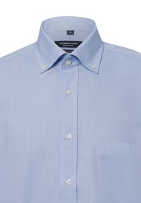 Lichtblauw overhemd met knopen, witte knopen en een borstzak, gelabeld "Andrew James Regular Fit."