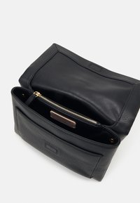Borsa a tracolla in pelle nera con finitura texturizzata, tasca interna con zip e placca logo in metallo. Ampia, con apertura superiore e tasca frontale.