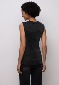 Černý top bez rukávů s přiléhavým střihem a jemnou třpytivou texturou. Pohled zezadu odhaluje kulatý výstřih a hladký povrch.