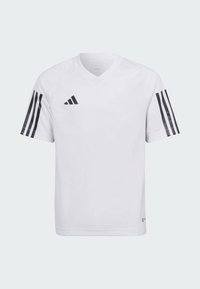 T-shirt de sport blanc à manches courtes et col en V, avec trois rayures noires verticales sur chaque épaule et un petit logo noir sur la poitrine.