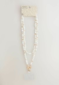 Lanyard cu mărgele, având perle albe și accente aurii, cu un clips sigur și un suport transparent pentru ID atașat în partea de jos.