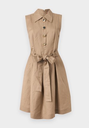 Αμάνικο μπεζ φόρεμα μήκους μέχρι το γόνατο με φαρδιά γιακά, τέσσερα τετράγωνα κουμπιά στην πρόσοψη και υφασμάτινη ζώνη δεμένη στη μέση.