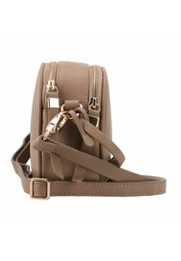 Bolso cruzado rectangular de cuero color taupe con herrajes dorados. Presenta dobles cremalleras, correa ajustable y textura en piedra.