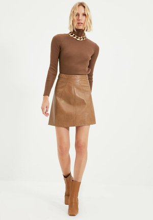 Trendyol Sweter - brown