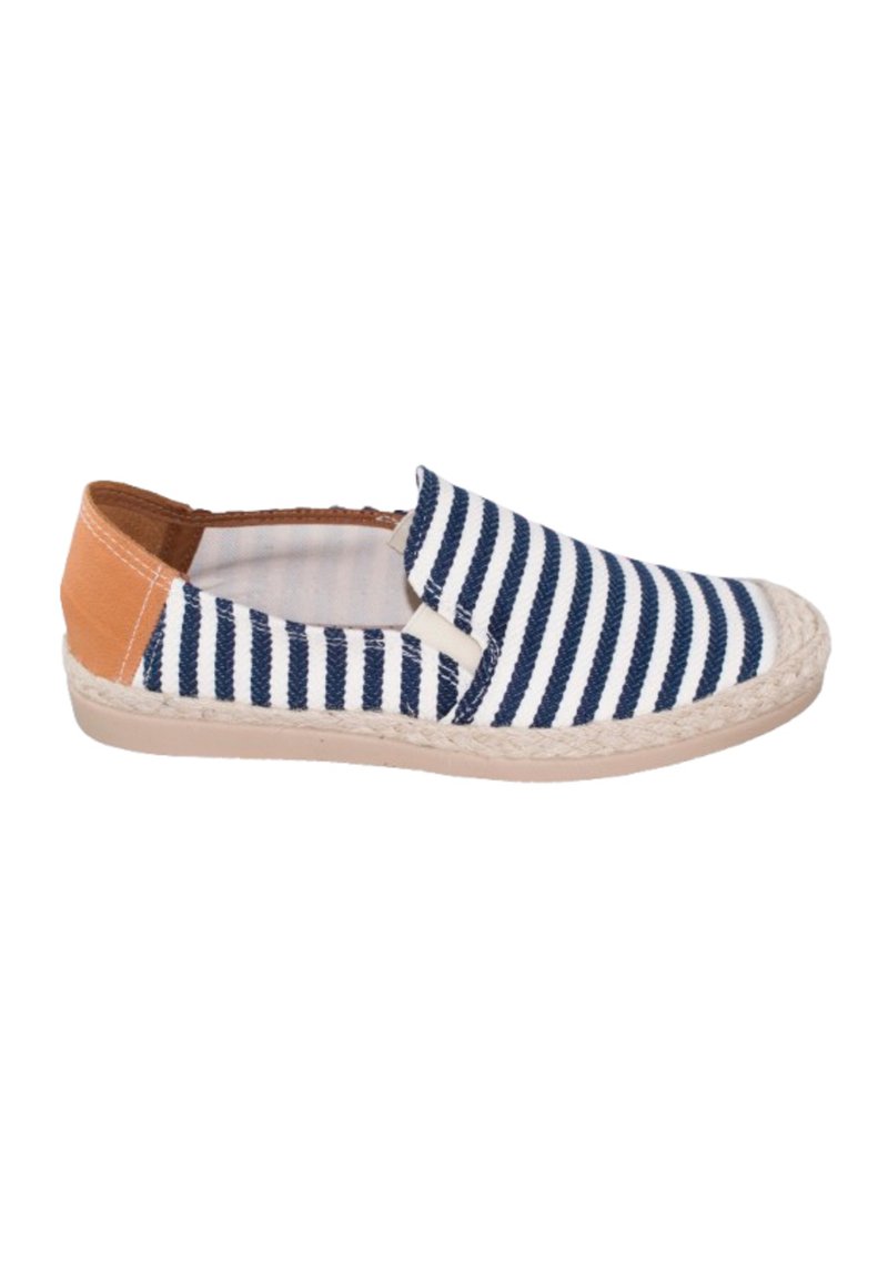 Zapato de lona a rayas en azul marino y blanco con la parte trasera en tono marrón, suela de yute trenzado y parte superior de tela texturizada. Diseño simple y ligero.