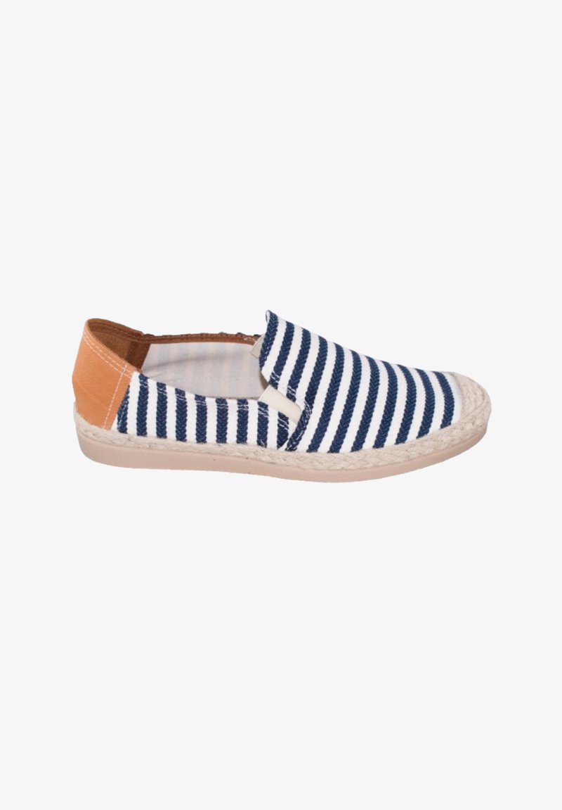 Zapato de lona a rayas en azul marino y blanco con la parte trasera en tono marrón, suela de yute trenzado y parte superior de tela texturizada. Diseño simple y ligero.