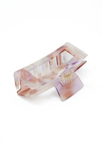 En marmorerad hårklämma med genomskinliga pastellfärger, utrustad med breda tänder för grepp och en klar fjädermekanism för stängning.