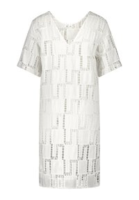 Vestido blanco de tejido ligero con escote en V, mangas cortas y un patrón de recortes geométricos en toda la prenda.